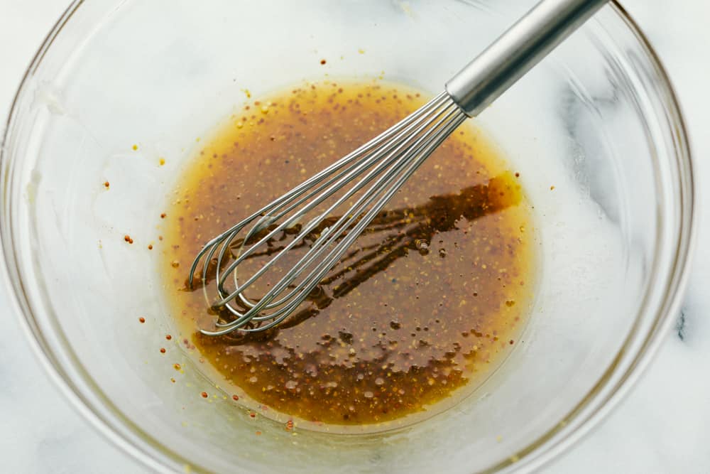 Un tazón de vidrio con ingredientes batidos. 