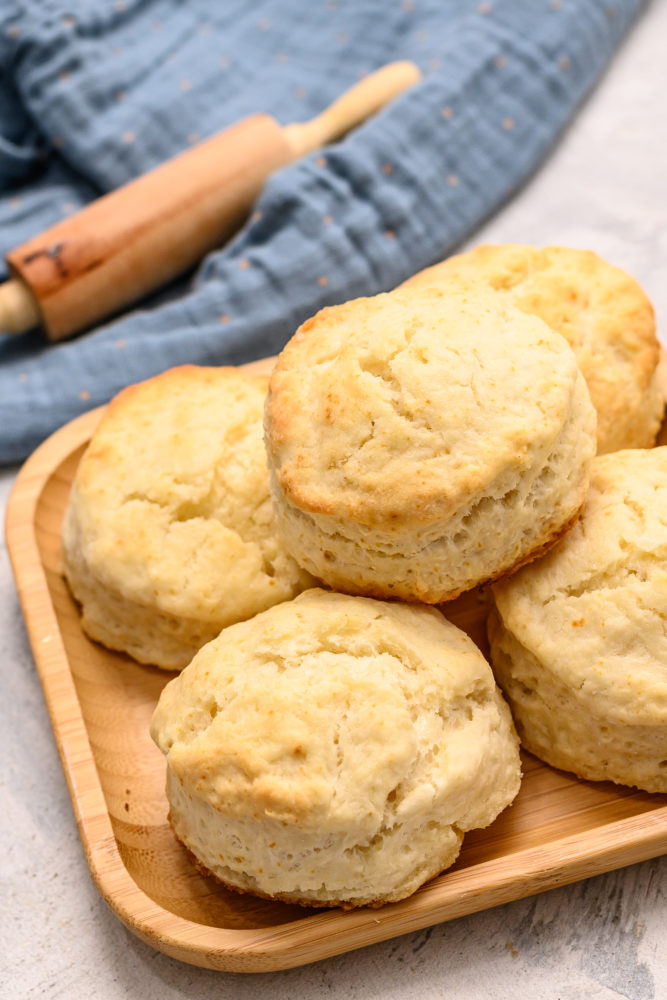 7 biscuits empilés sur une assiette en bois. 