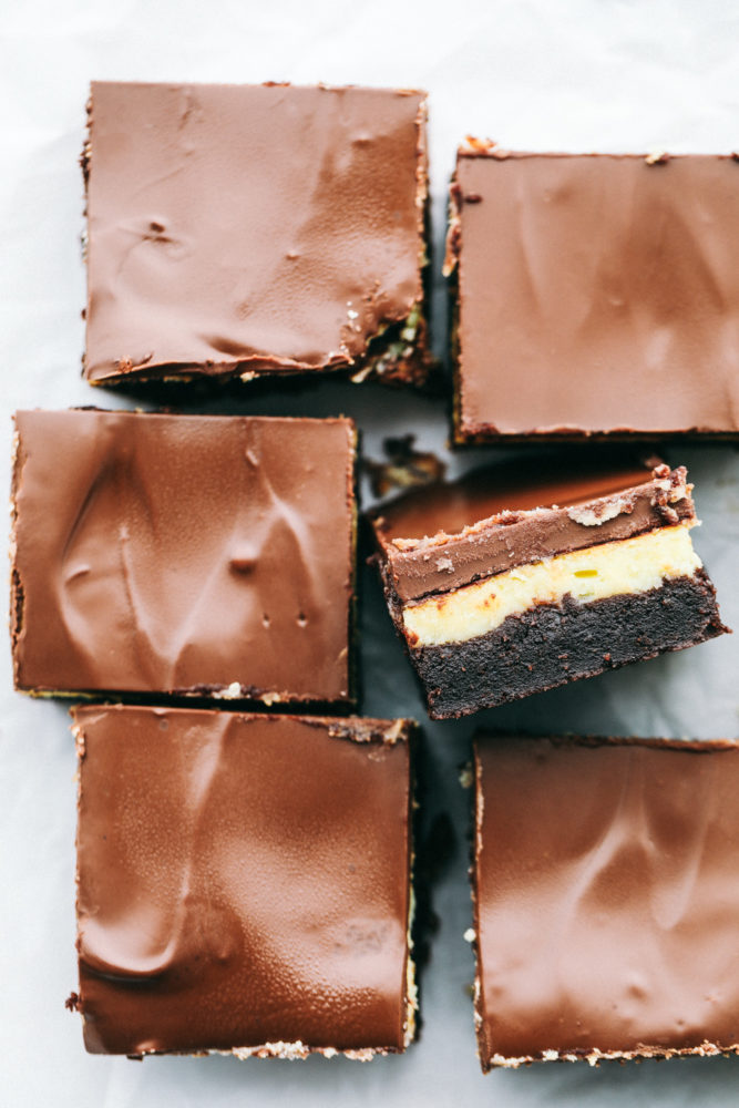 Ein oberes Foto der in Quadrate geschnittenen Hershey-Schokoladen-Käsekuchen-Brownies.