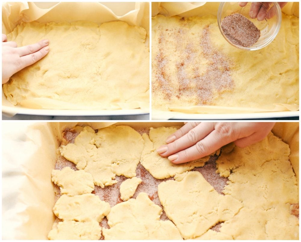 El proceso de superponer las barras de galletas con la masa de galletas snickerdoodle.