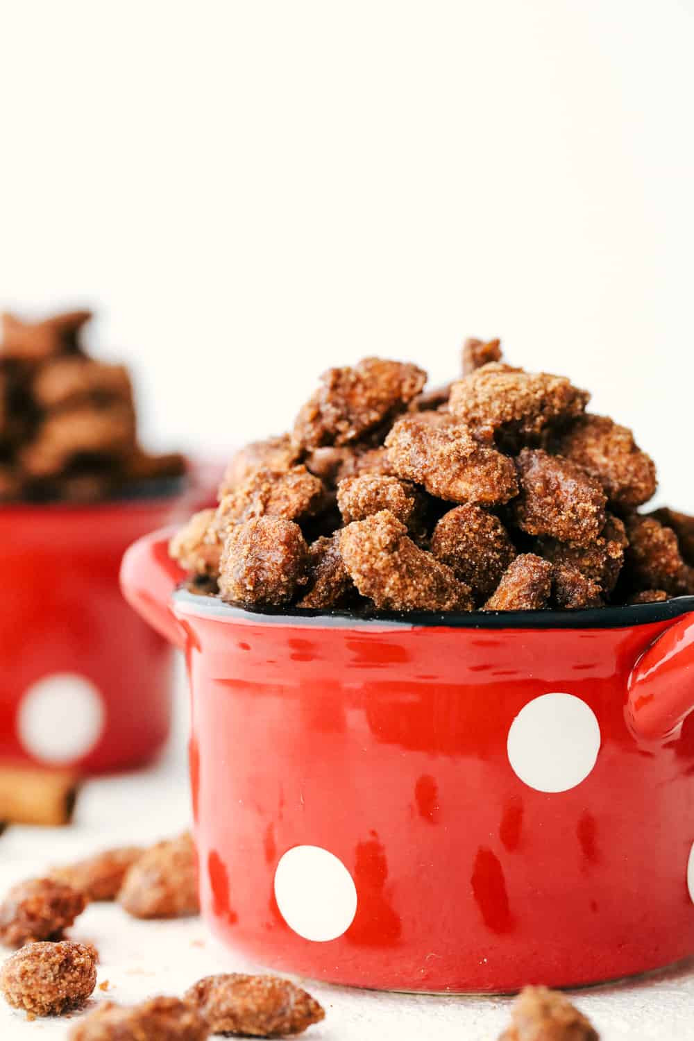 Almendras crujientes con canela dulce cocinadas en la olla de cocción lenta.