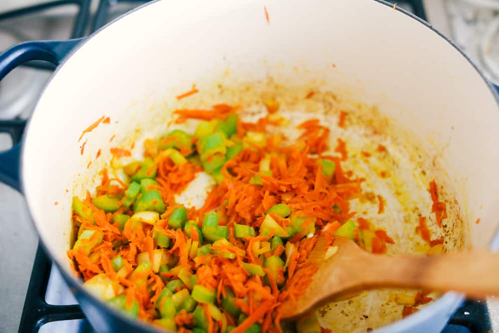 vegetales salteados juntos en una olla sobre la  estufa. 