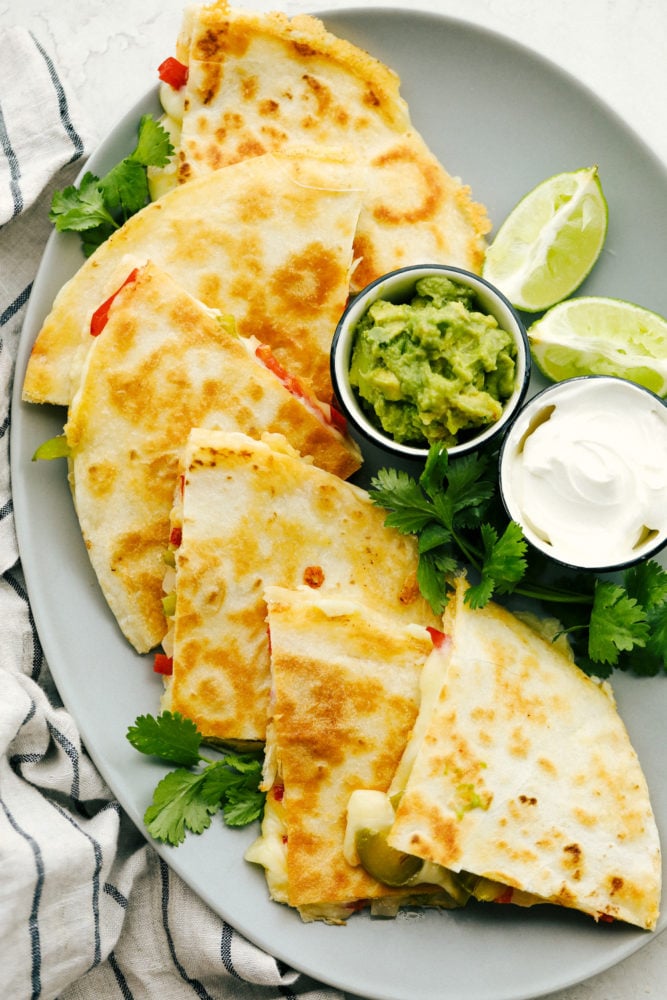 Las quesadillas estilo fajita son pimientos y cebollas salteados con queso derretido en una tortilla crujiente.