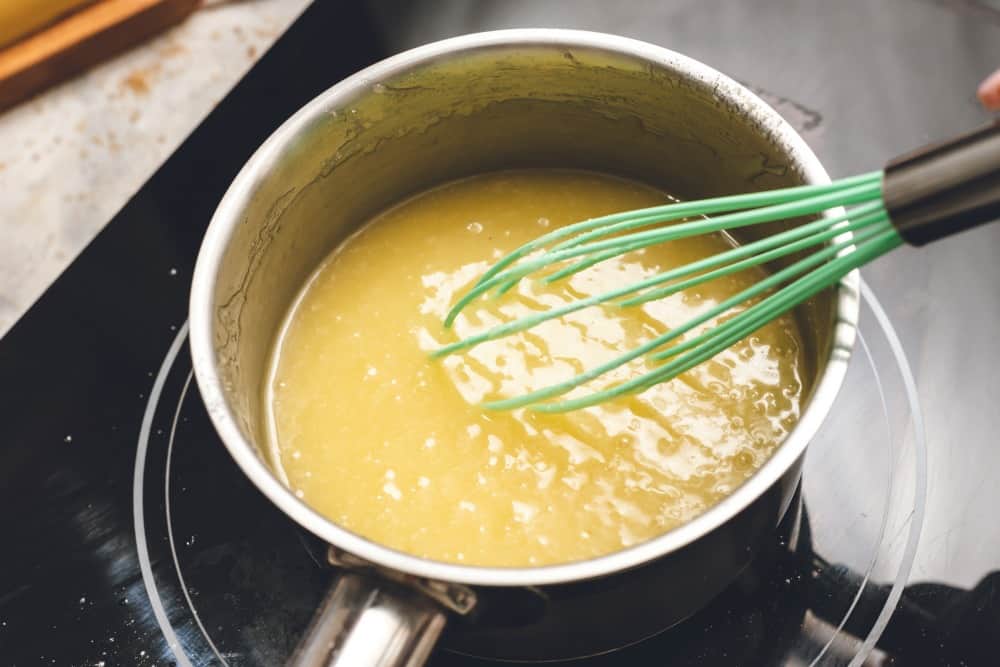 Hacer el glaseado de queso crema para rociar sobre los panqueques de canela. 