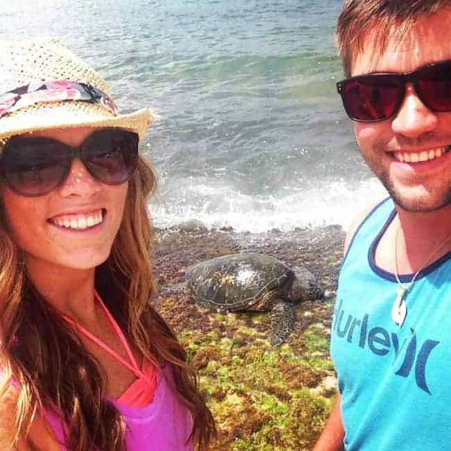 Alyssa und ihr Mann und eine Schildkröte auf Hawaii