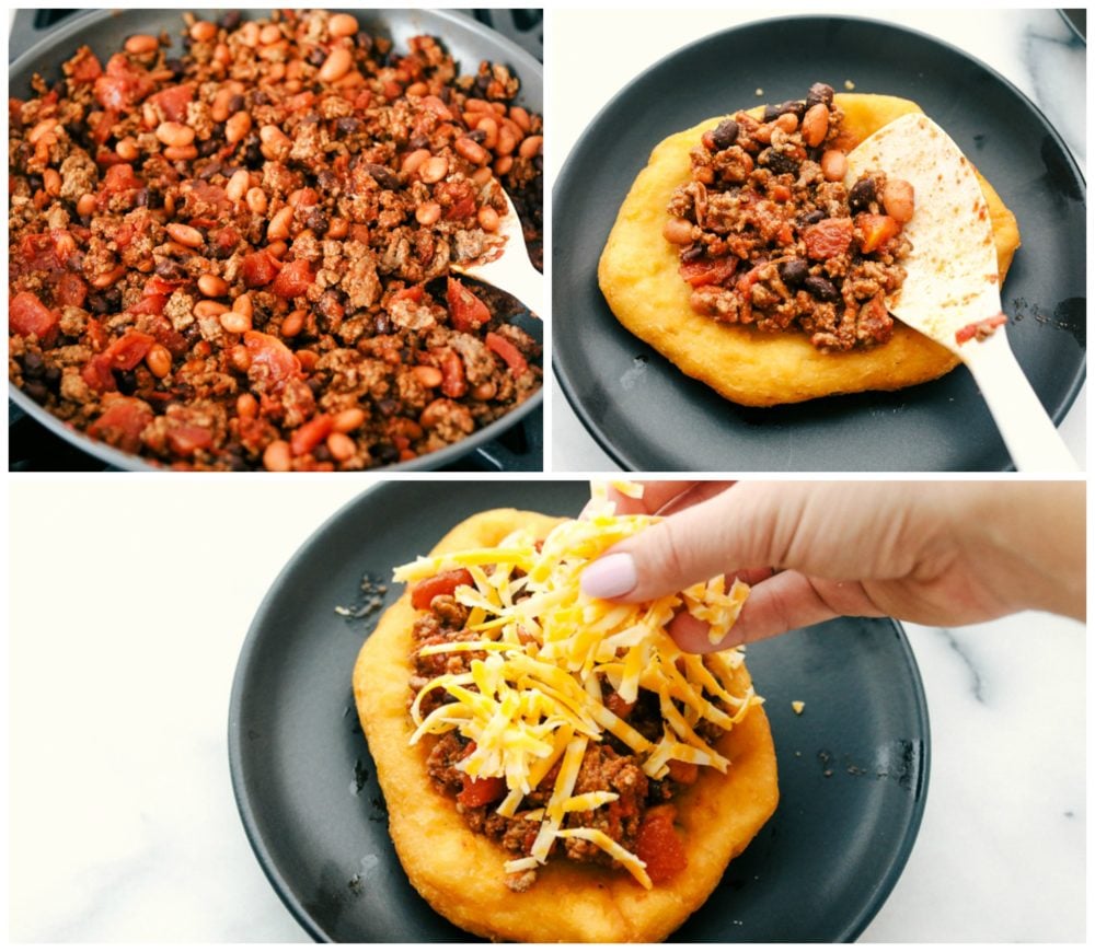 Carne molida y frijoles cocidos juntos y luego agregados encima del pan frito con queso espolvoreado encima. 