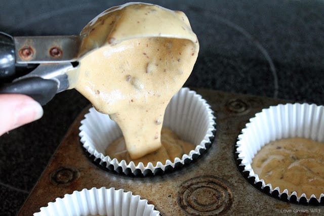 Cappuccino- und Schokoladen-Cupcake-Teig wird in einer Pfanne in Cupcake-Papier gegossen.