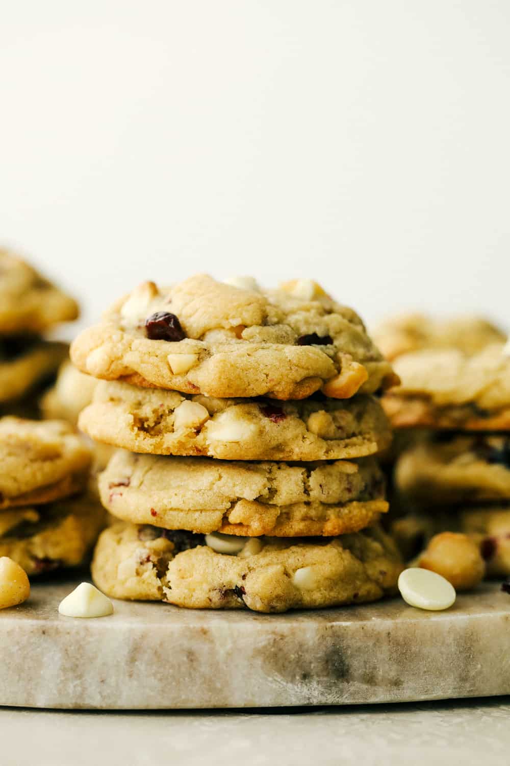 Galletas suaves y masticables de chocolate blanco, arándanos y macadamia.