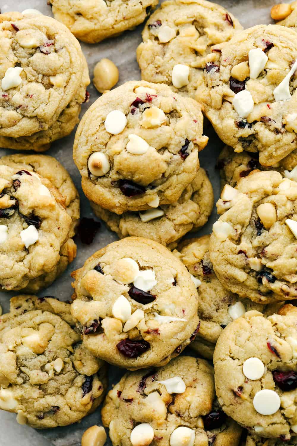 Galletas suaves y masticables de chocolate blanco, arándanos y macadamia.