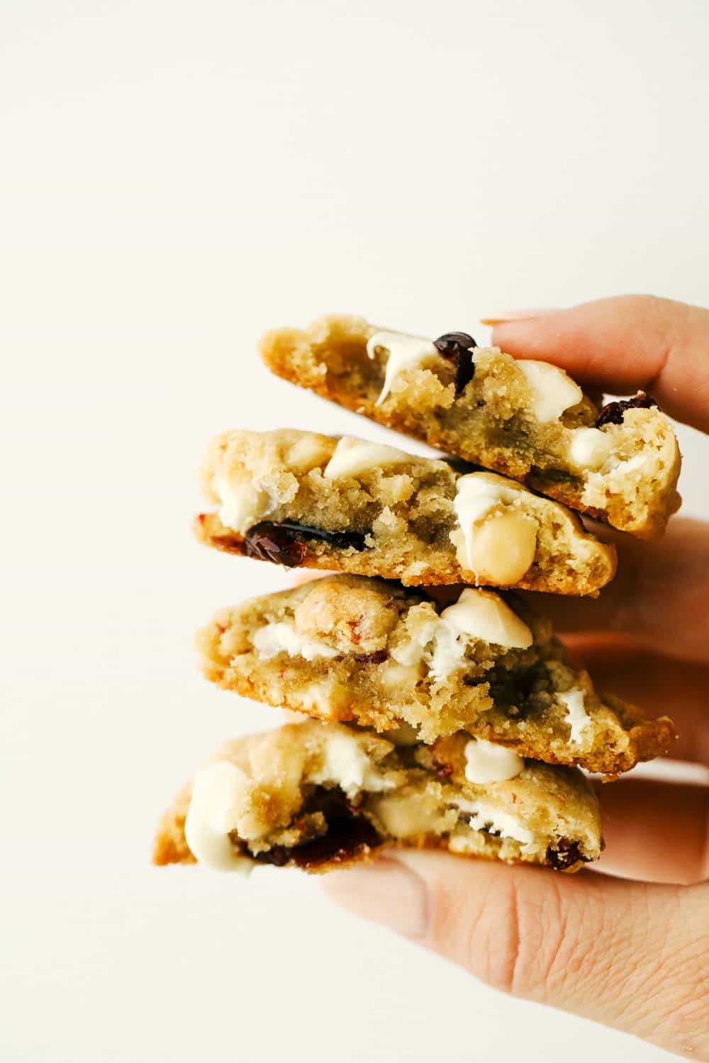 Galletas suaves y masticables de chocolate blanco, arándanos y macadamia.