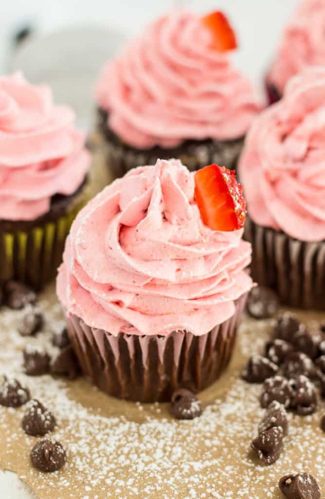 Schokoladen-Erdbeer-Cupcakes mit frisch geschnittenen Erdbeeren obendrauf. 