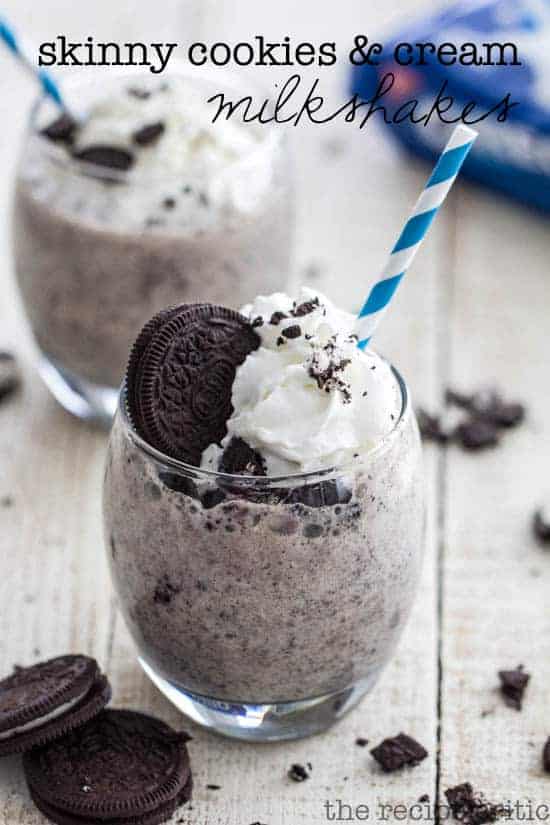 Skinny Cookies und Cream Milkshakes in klaren Gläsern mit blau gestreiften Strohhalmen. 
