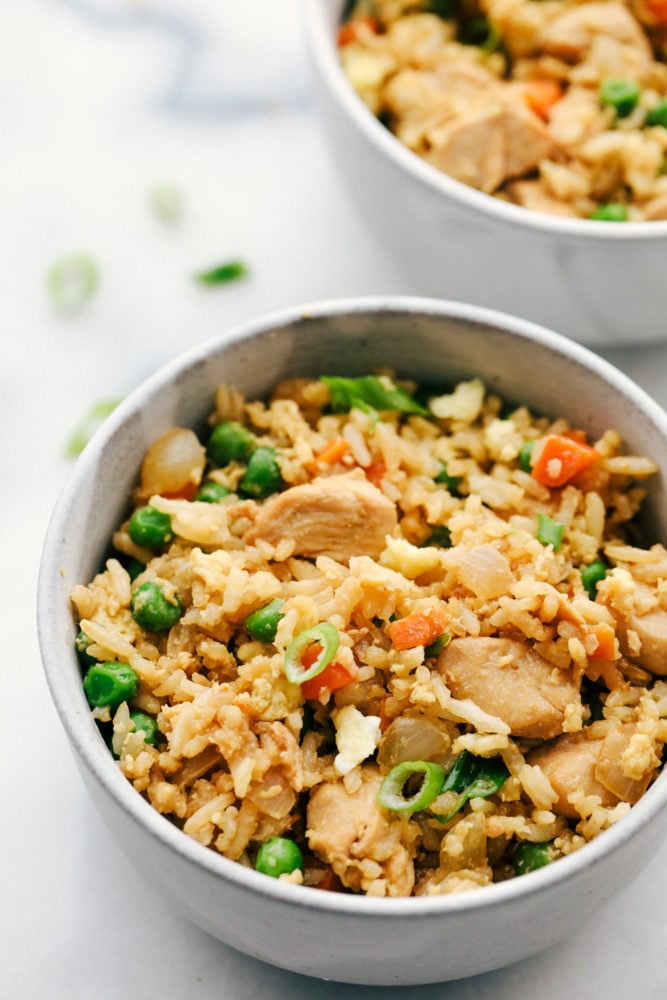 Pollo frito arroz en un tazón. 