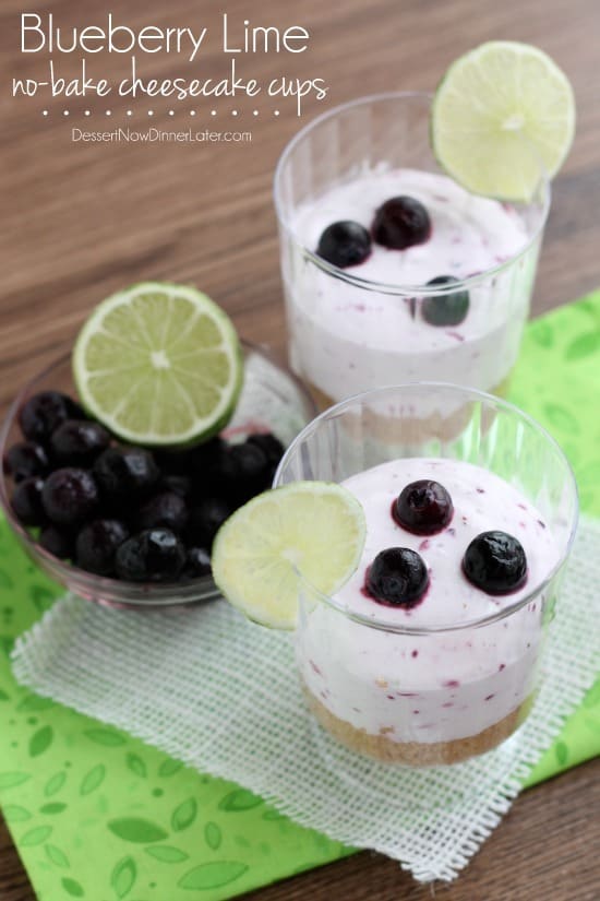 Blueberry Lime No-Bake Cheesecake Cups mit frischer Limette und Blaubeeren als Beilage. 