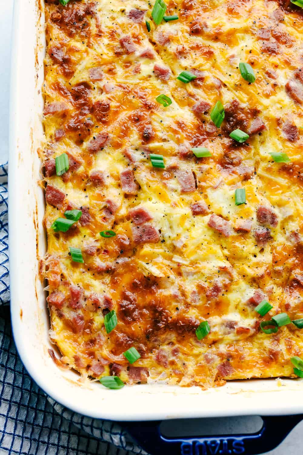 cazuela de desayuno al horno en una sartén 