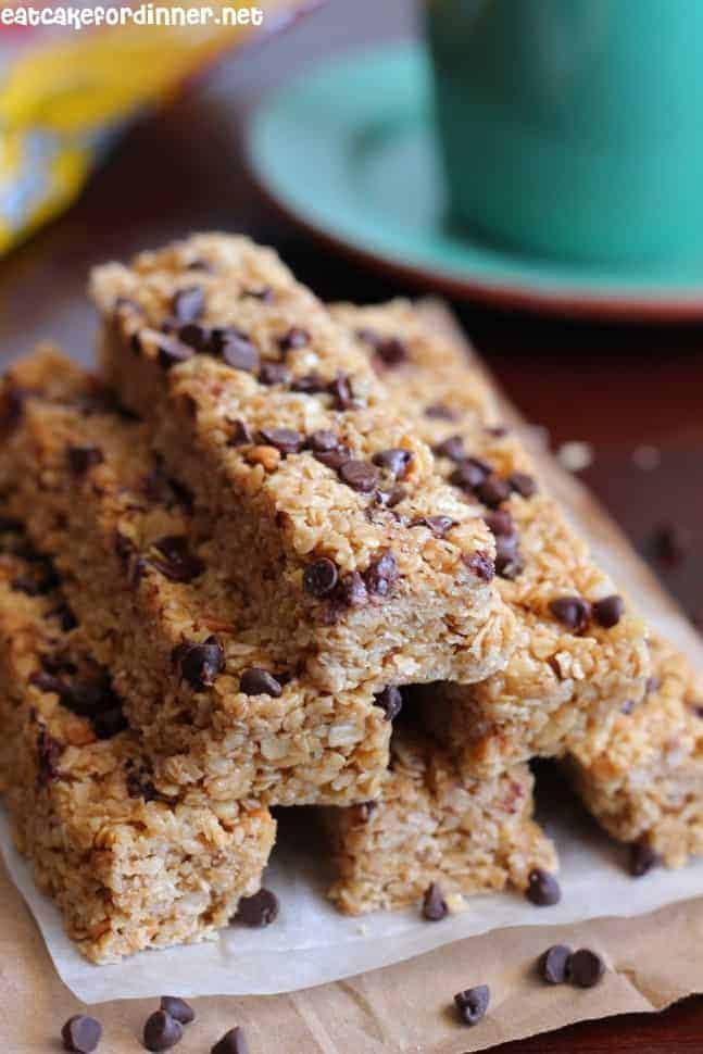No-Bake Peanut Butter and Chocolate Chip Granola Bars | Homemade Granola Bar Recipes To Keep You On The Go