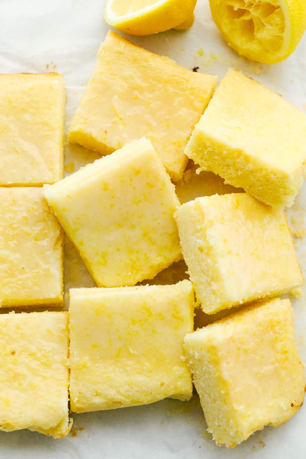 Brownies de limão cortados em quadrados prontos para comer. 