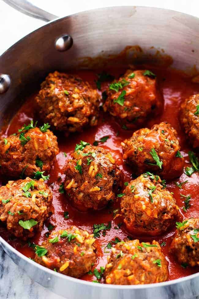 Albóndigas de puercoespín en una sartén adornada con cebollino. 