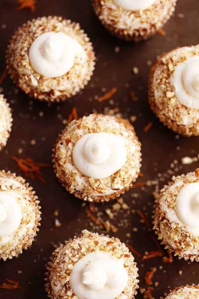 Foto von oben: Karottenkuchen-Cupcakes mit weißem Schokoladen-Frischkäse-Zuckerguss