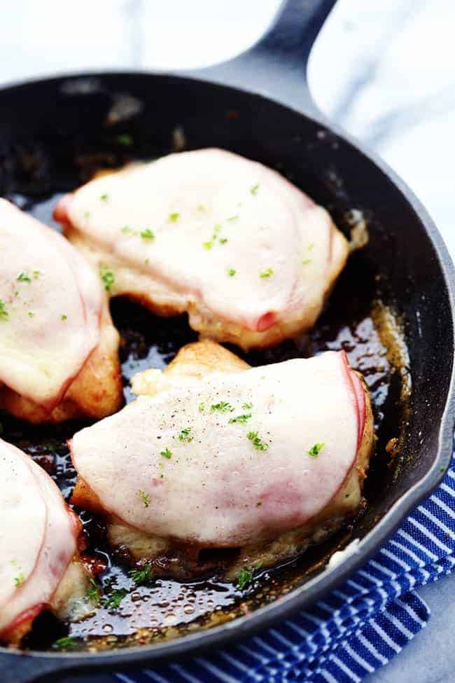 Honig-Dijon-Schinken und Schweizer Huhn in einer Pfanne. 