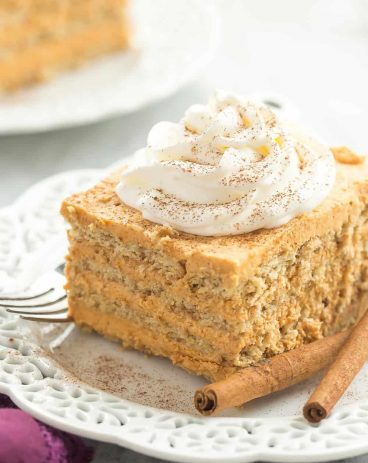 Layers of graham crackers and a creamy pumpkin filling make up this Pumpkin Pie Icebox Cake -- an easy no bake dessert for fall!