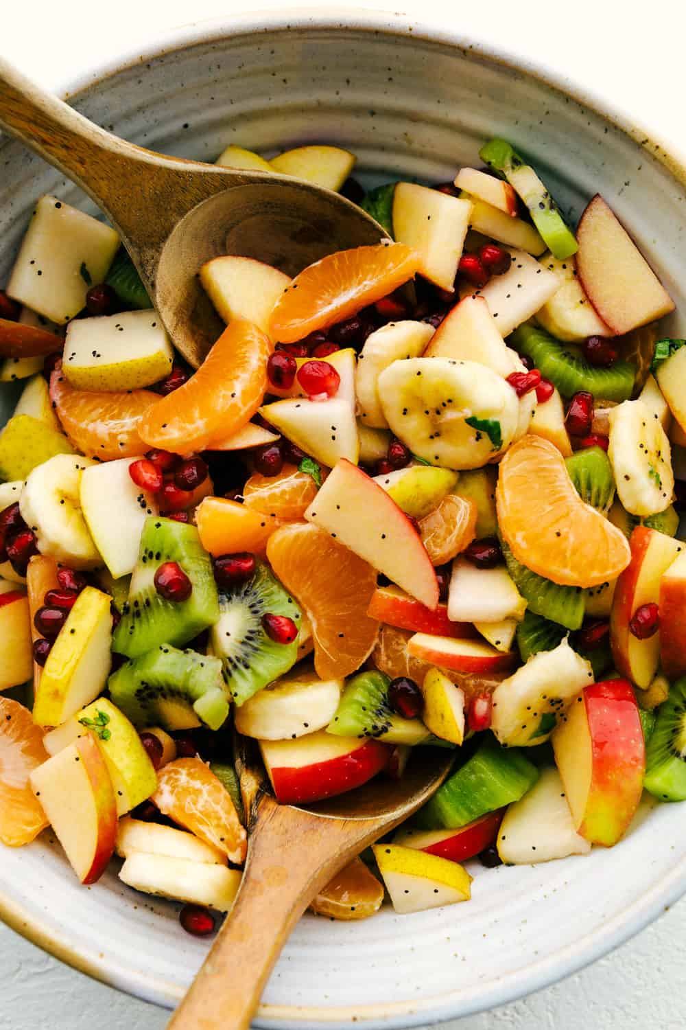 Sirviendo ensalada de frutas con aderezo de limón y miel. 