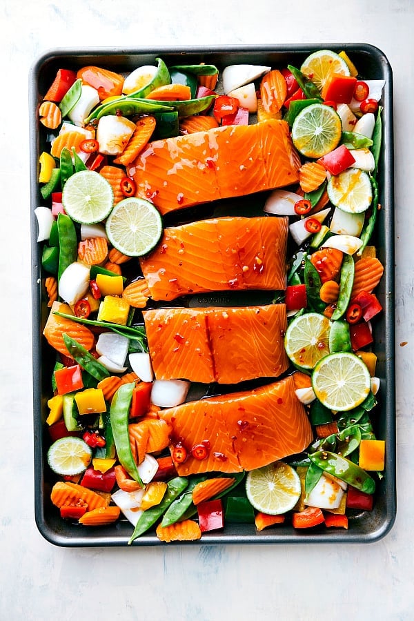 Sheet Pan Thai Glazed Zalm met Groenten klaar om in de oven te zetten.