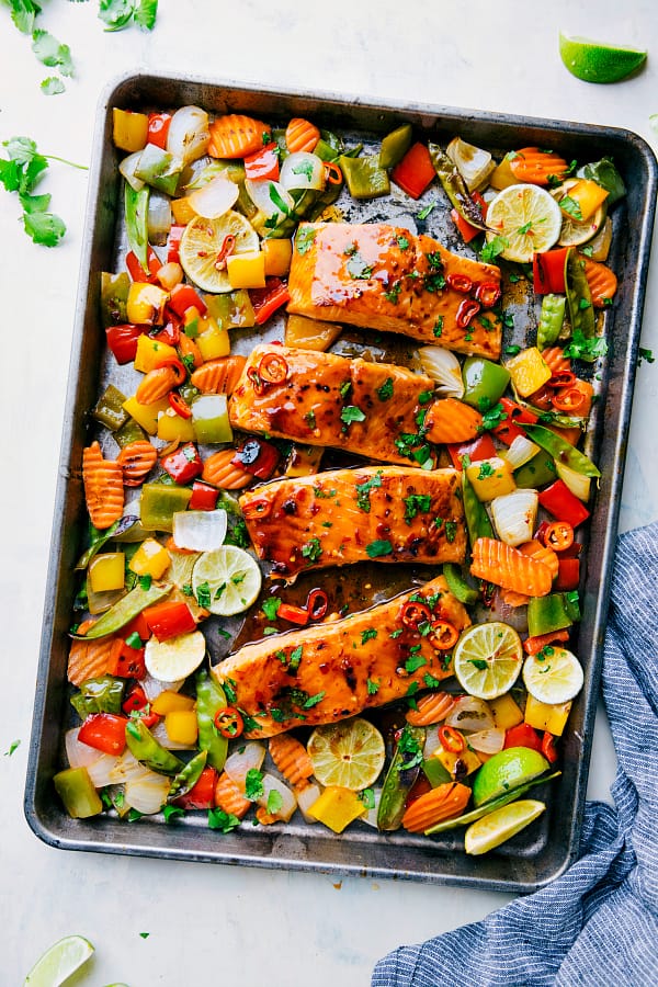 Salmón glaseado tailandés a la sartén con verduras terminado de hornear.