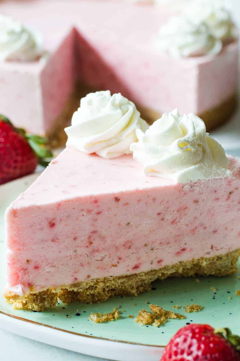 No Bake Frozen Strawberry Yogurt Pie!