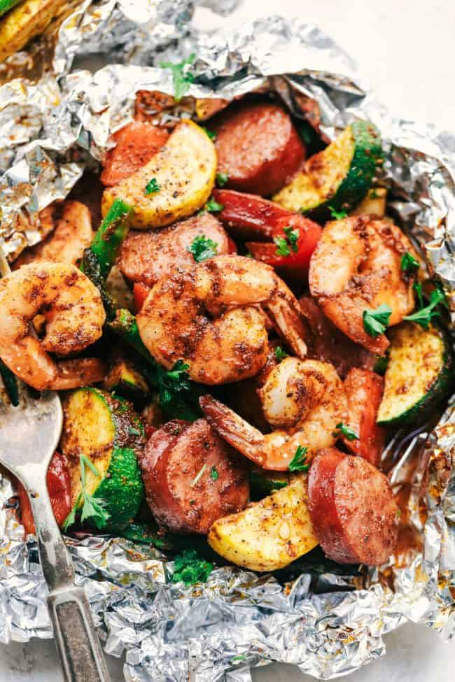 Cajun Shrimp and Sausage Vegetable Foil Packets | The Recipe Critic