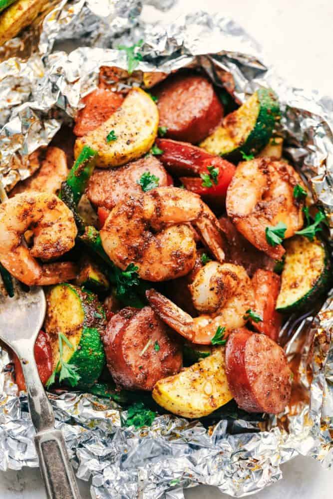 Cajun Shrimp and Sausage Vegetable Foil Packets | The Recipe Critic
