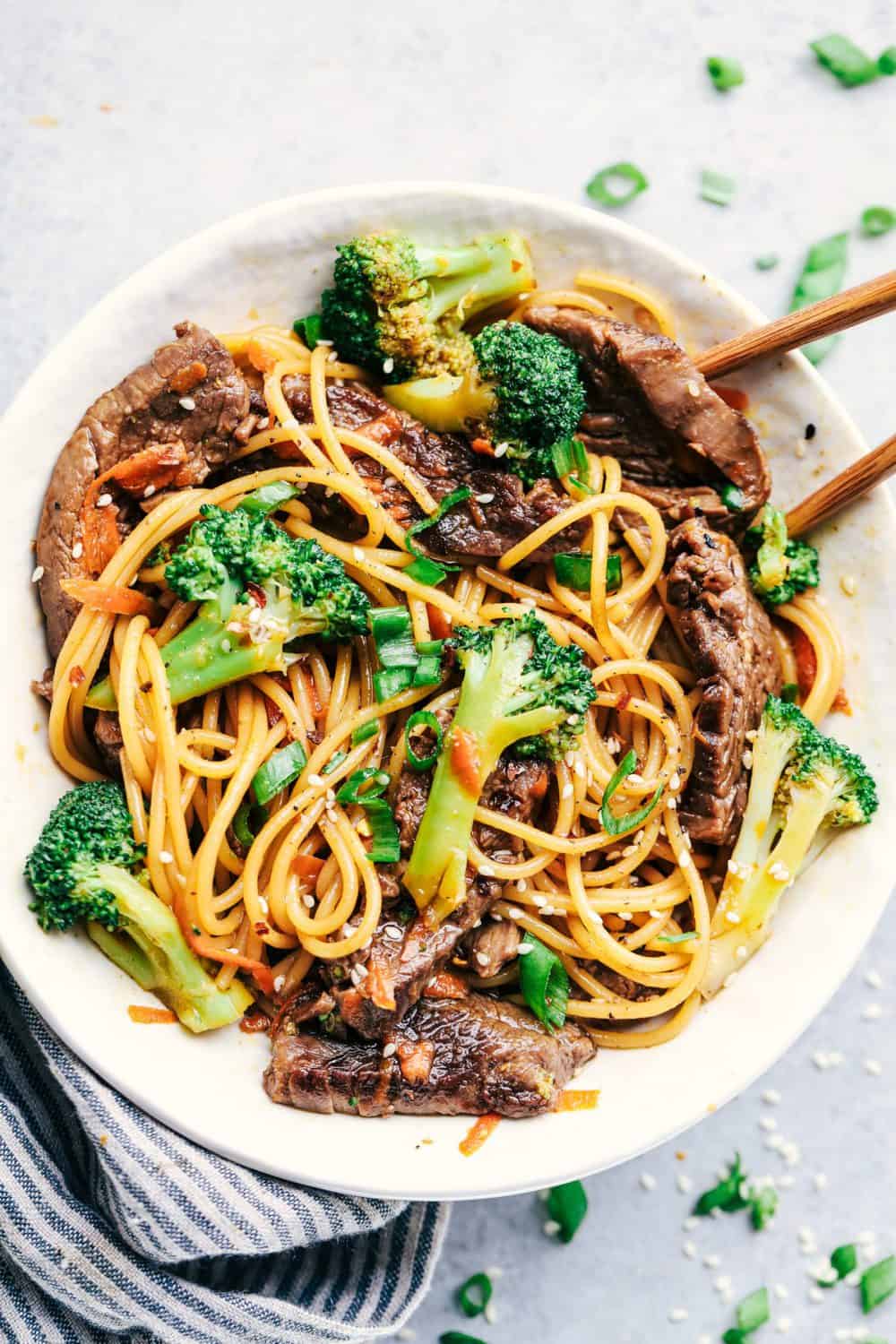 20 Minute Garlic Beef and Broccoli Lo Mein | The Recipe Critic