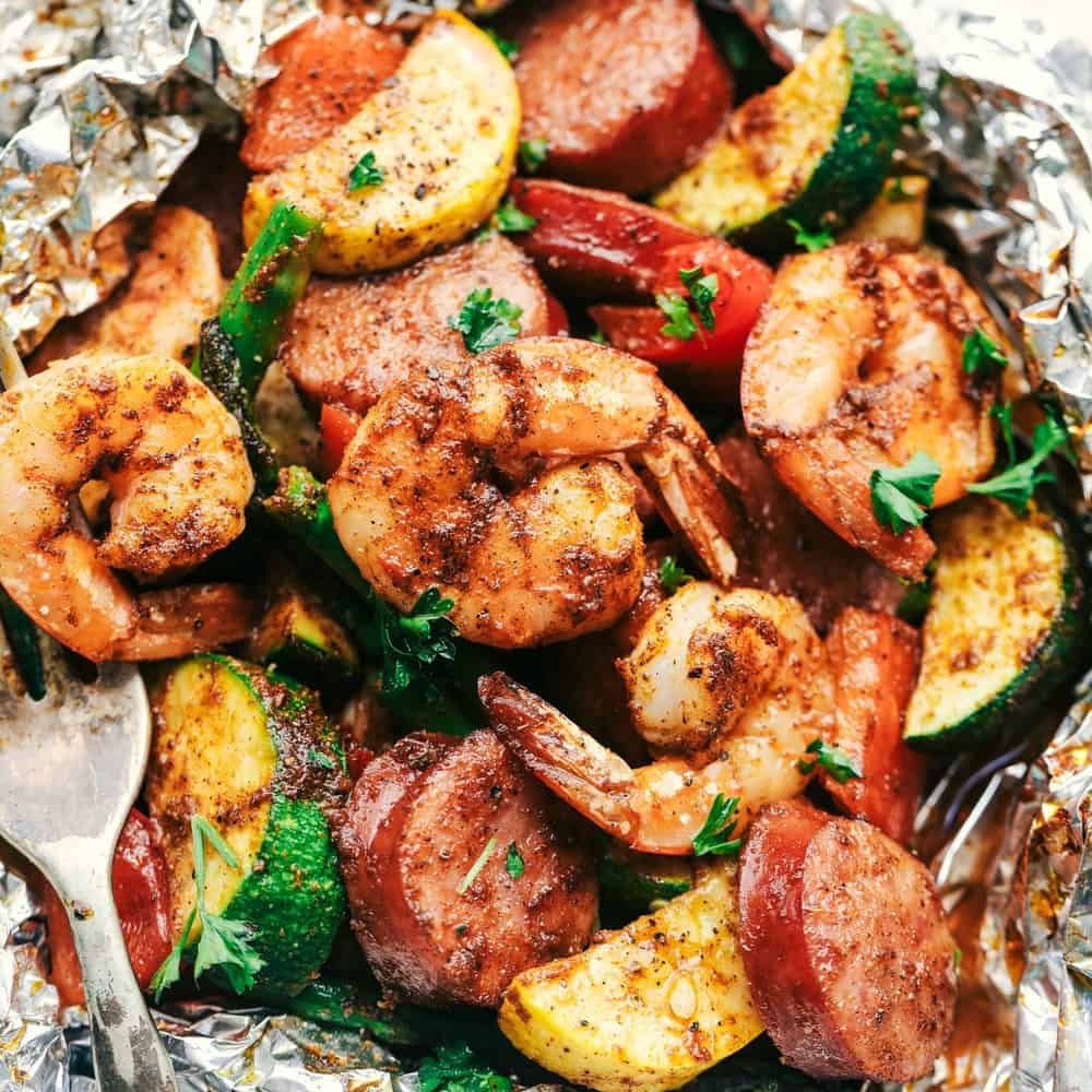 Cajun Shrimp and Sausage Vegetable Foil Packets | The Recipe Critic