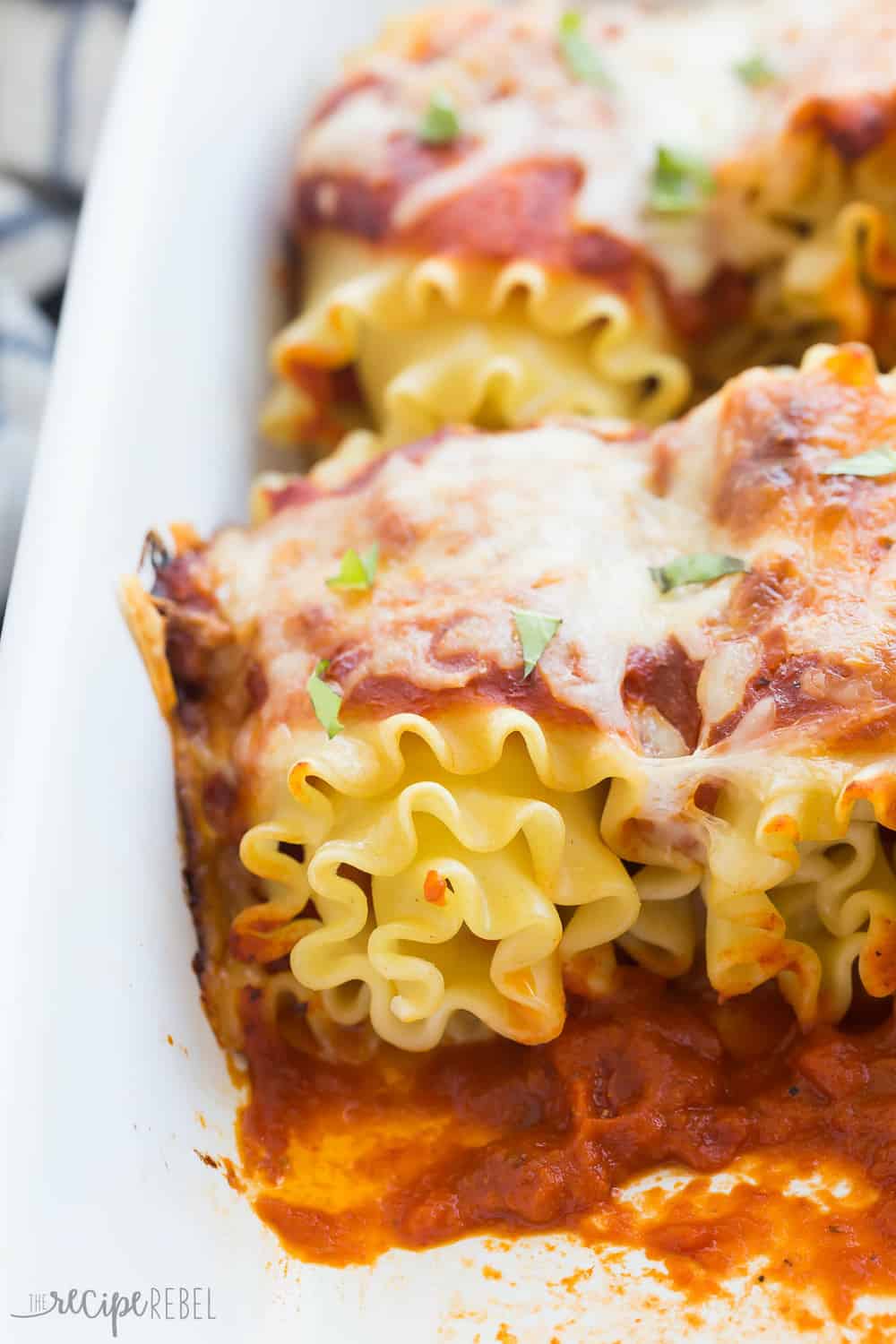 These Pepperoni Pizza Lasagna Rolls are an easy weeknight dinner, perfect for back to school! They can be made ahead or frozen.