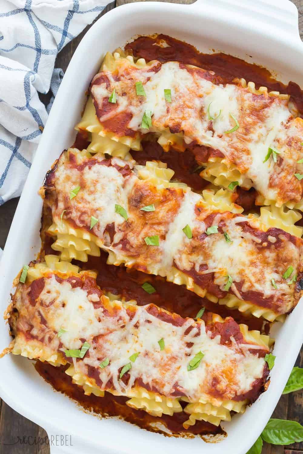 These Pepperoni Pizza Lasagna Rolls are an easy weeknight dinner, perfect for back to school! They can be made ahead or frozen.