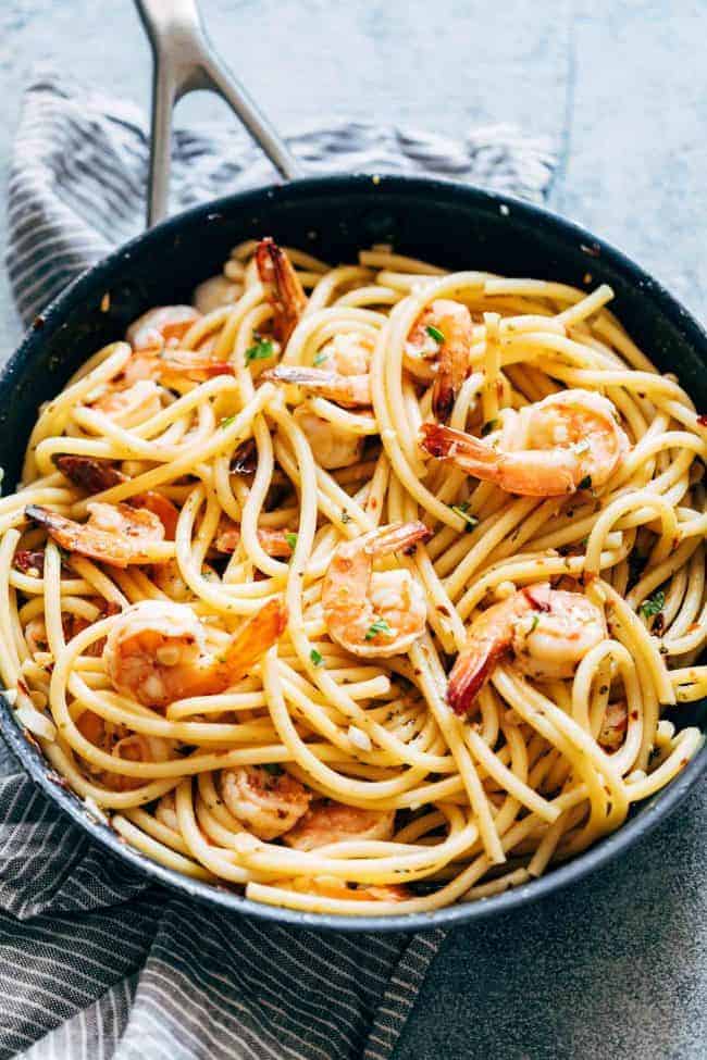 Garnelen-Spaghetti Aglio Olio ist ein Nudelrezept mit 5 Zutaten (Garnelen, Olivenöl, Knoblauch, Peperoncino oder Chiliflocken und Petersilie), das in 20 Minuten fertig ist und die einfachste und köstlichste Nudelsauce enthält, die Sie jemals zubereiten werden!