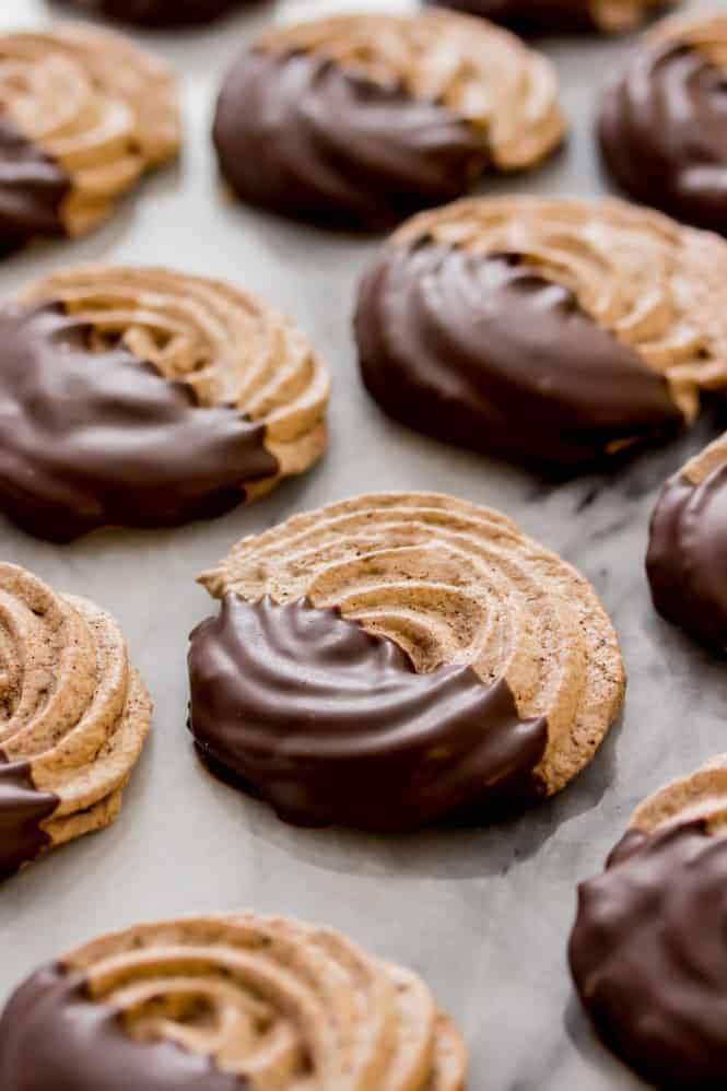Schokoladen-Baiser-Kekse auf einem Tablett in Reihen.