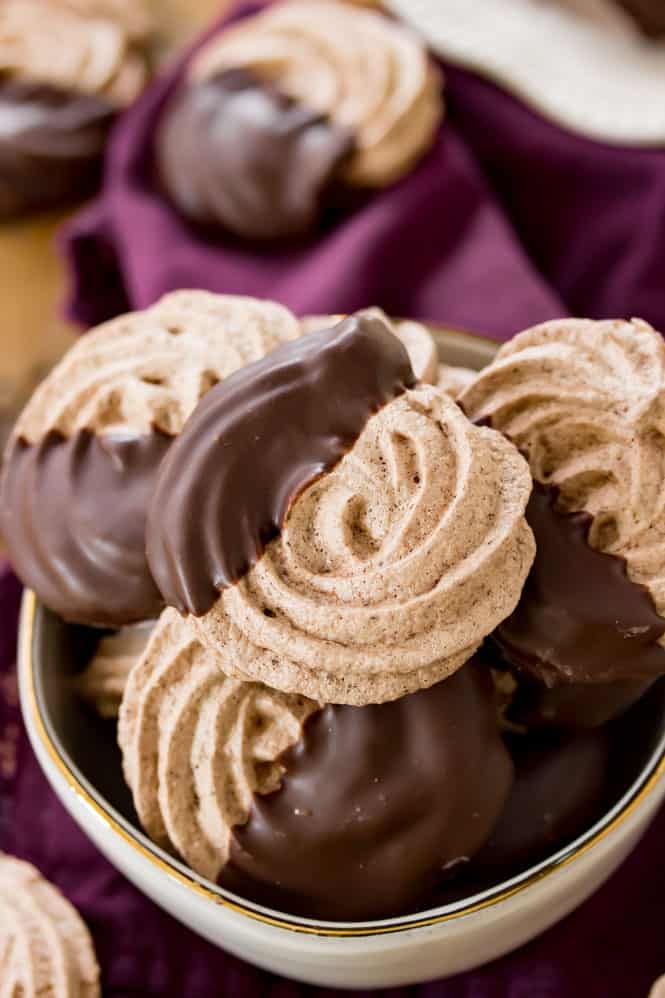 Schokoladen-Baiser-Kekse auf einem Stapel in einer Schüssel.