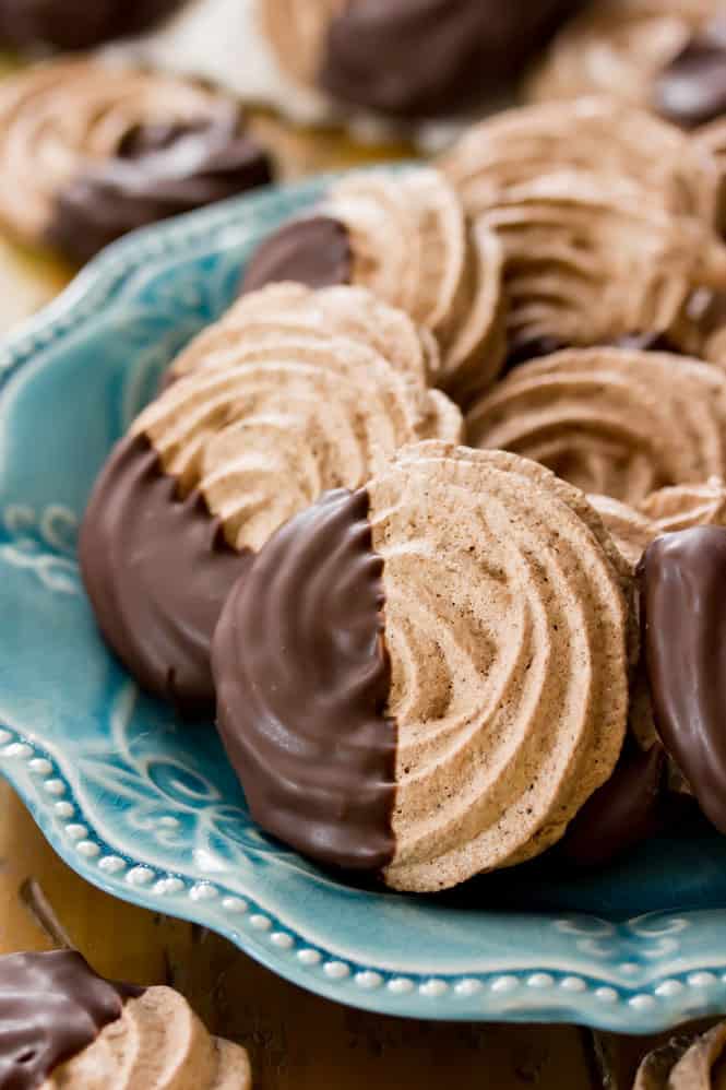 Schokoladen-Baiser-Kekse auf einem Teller.