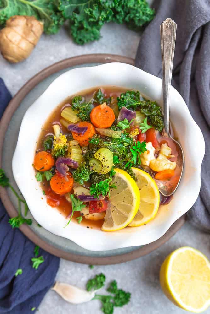 Gemüse-Detox-Suppe, serviert in einer Schüssel mit einem Löffel.