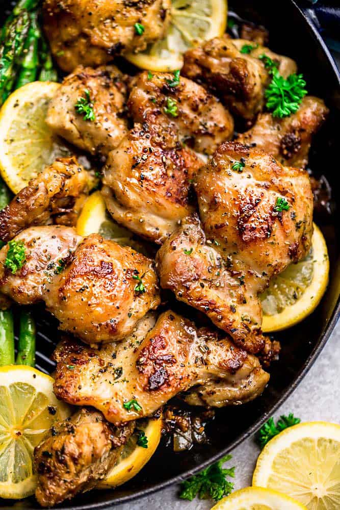 Instant Pot Lemon Garlic Chicken en un plato cerca de pollo. 