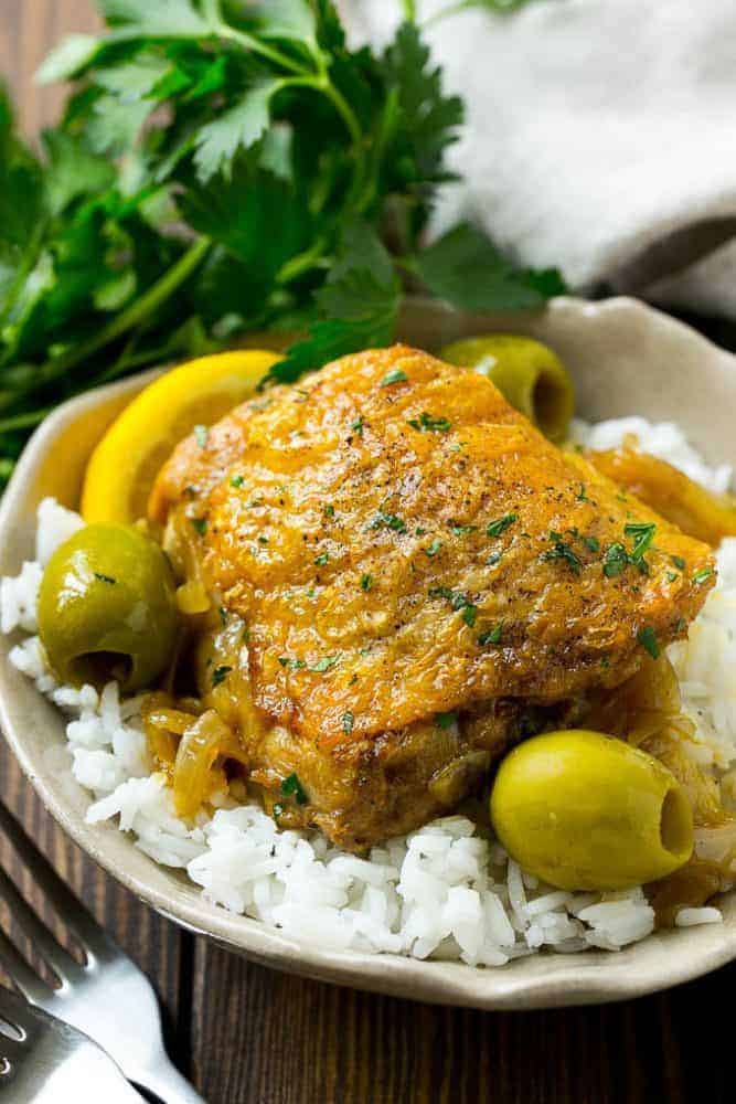 Ce poulet marocain sur du riz blanc.