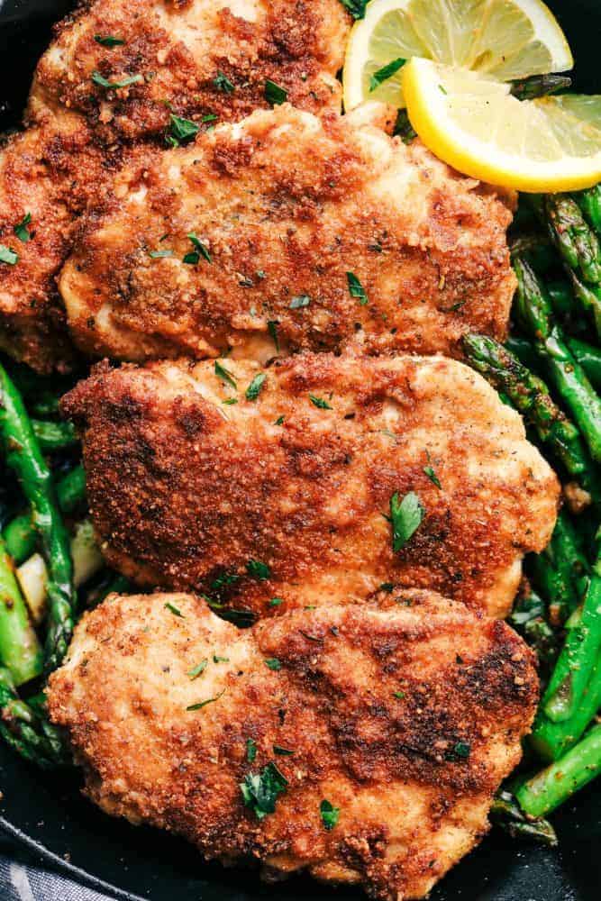 Crispy Garlic Chicken with Asparagus with slices of lemon. 