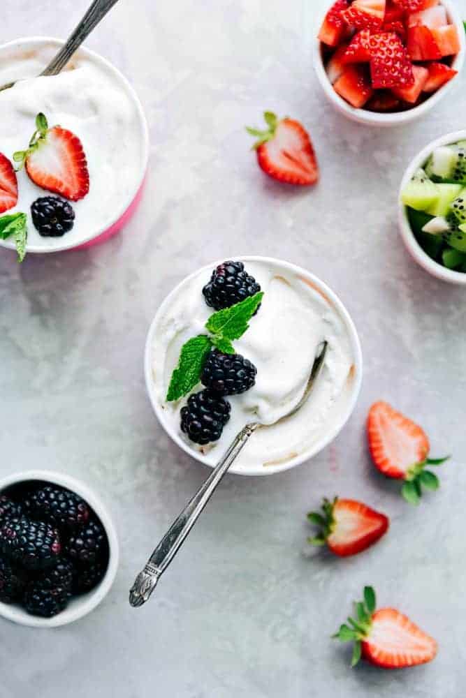 Vanille-Softeis, gefrorener Joghurt mit Erdbeeren, Brombeeren und Kiwis.