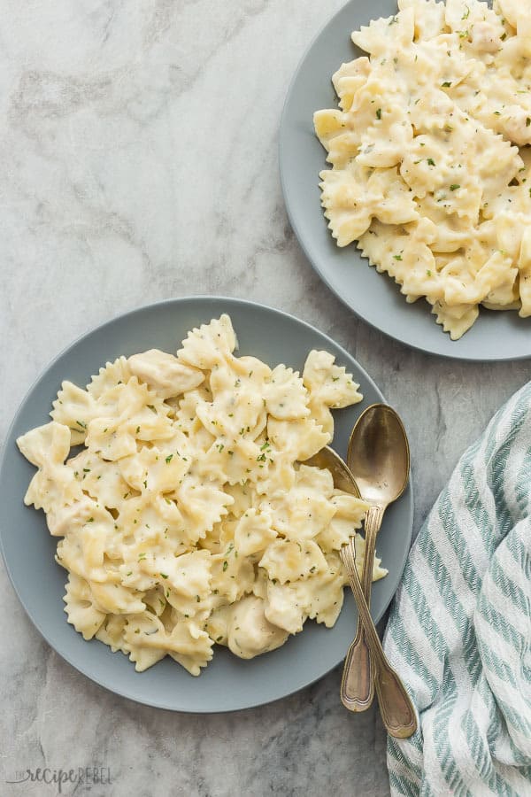 Instant pot chicken alfredo overhead on two grey plates. 