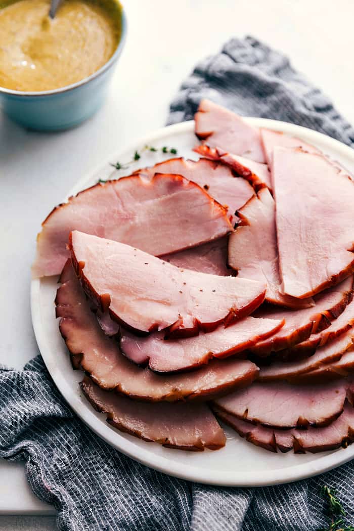 Jamón glaseado con miel rebanado en un plato