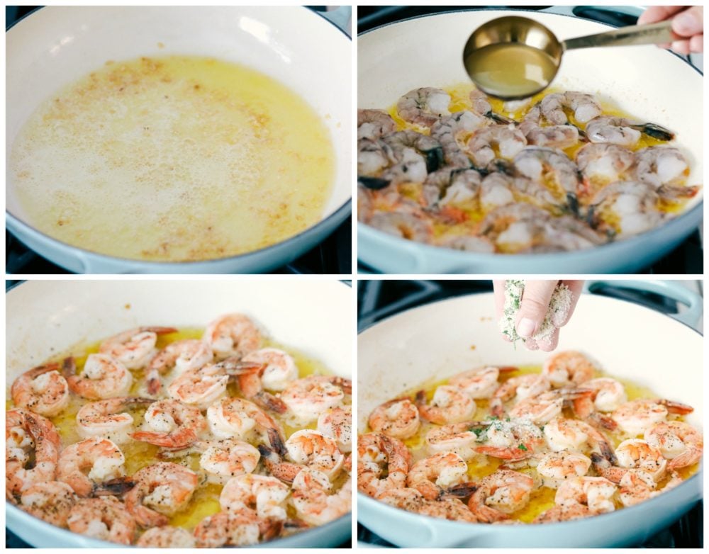 El proceso de hacer camarones con ajo y limón en una sartén. 