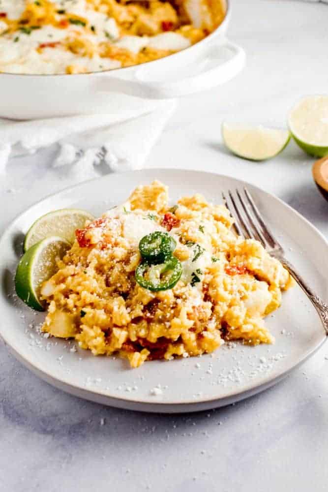 Sartén de pollo al queso en un plato.