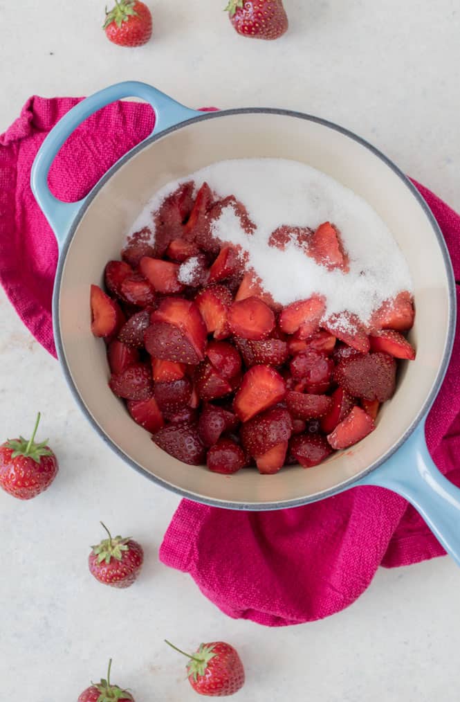 How to make strawberry sauce: cooking all ingredients in saucepan