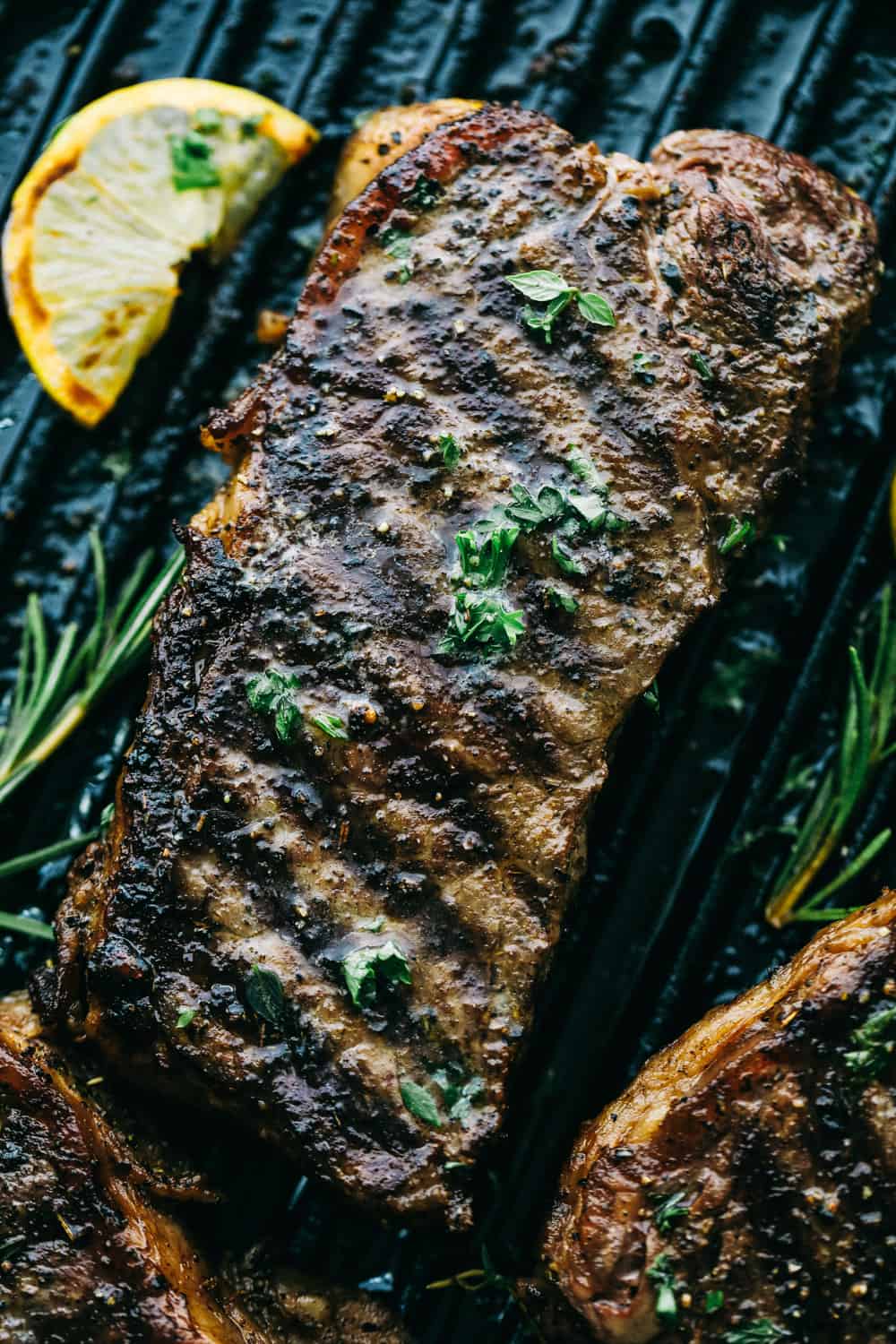 Fertiges Steak auf einer Grillpfanne.